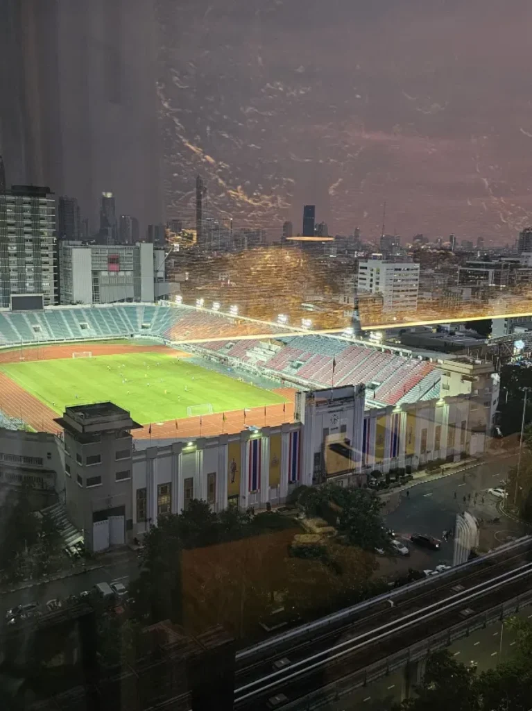객실에서 보이는 방콕 내셔널 스타디움 뷰.