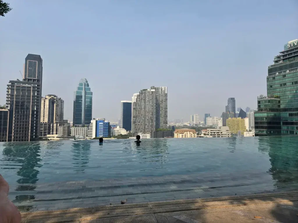 방콕 스카이라인이 보이는 파크하얏트 수영장