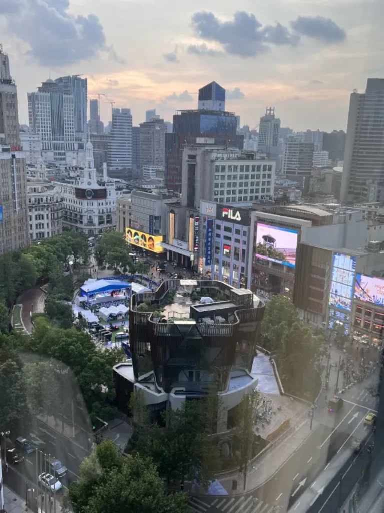 객실에서 바라보는 뷰. 가깝게 난징동루 보행자 거리가 보인다.